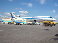 Топливозаправщик «Аэрофьюэлз» в аэропорту «Толмачево»