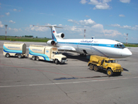 Топливозаправщик «Аэрофьюэлз» в аэропорту «Толмачево»