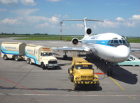 Топливозаправщик «Аэрофьюэлз» в аэропорту «Толмачево»